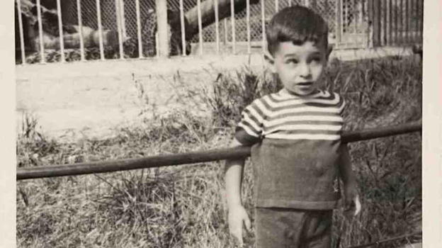 In questa foto era solo un bimbo oggi è il più ambito nella tv italiana!