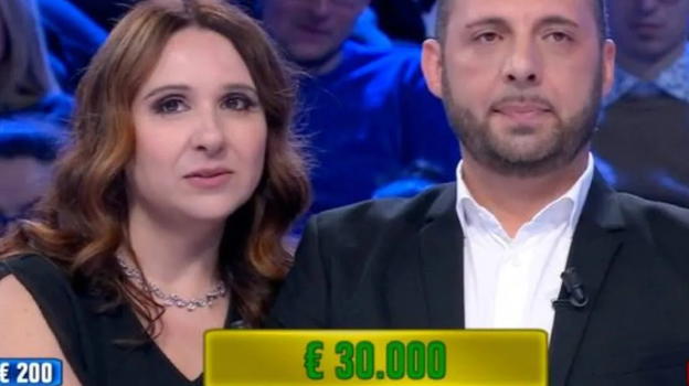 Affari Tuoi, Andrea accetta l’offerta del dottore e litiga con la moglie