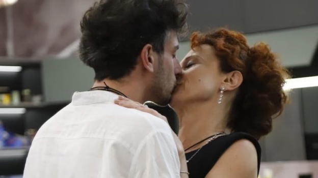 Grande Fratello, cosa si sono detti Beatrice e Garibaldi nell’orecchio