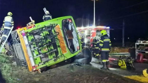 Italia, autobus carico di passeggeri perde il controllo: ci sono decessi