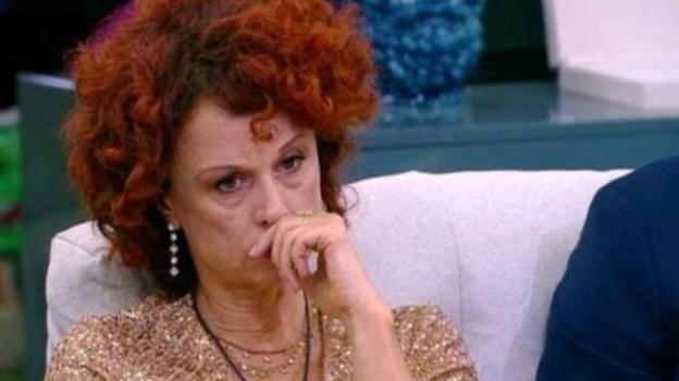 Grande fratello, Beatrice non ci sta e attacca: "Puzza, deve lavarsi"
