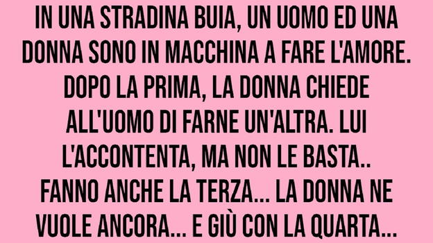 In una strada una coppia è in macchina a fare l’amore