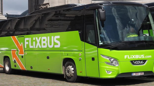 Flixbus esce di strada e si ribalta: decine di decessi e coinvolti