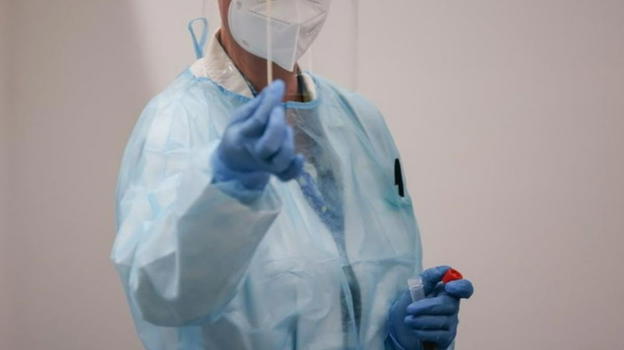 Scoperto un "batterio carnivoro" che spaventa il mondo. Bassetti: "è allarme, i sintomi.."