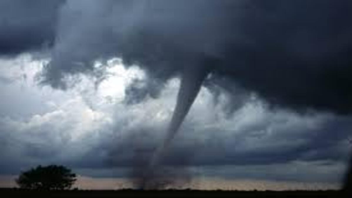 Tromba d’aria travolge la città italiana: numerosi danni e tanta paura