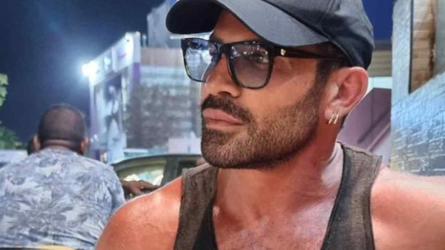 Gianni Sperti, le foto non lasciano dubbi: ecco con chi è stato beccato in piscina