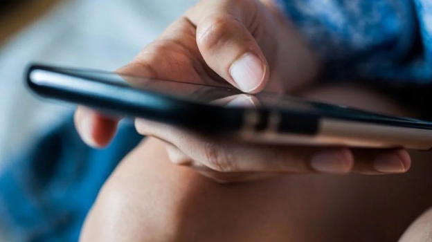 Mamma col figlio di 10 anni, il papà scopre i video nel cellulare del bimbo