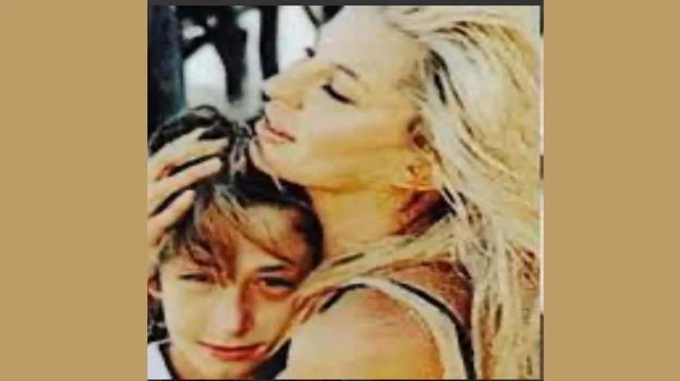 Qui era solo un bimbo, lei una giovanissima mamma: oggi sono mamma e figlio più famosi in tv