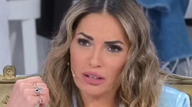 Ida chiede le sedie rosse e i petali per la scelta ma finisce malissimo