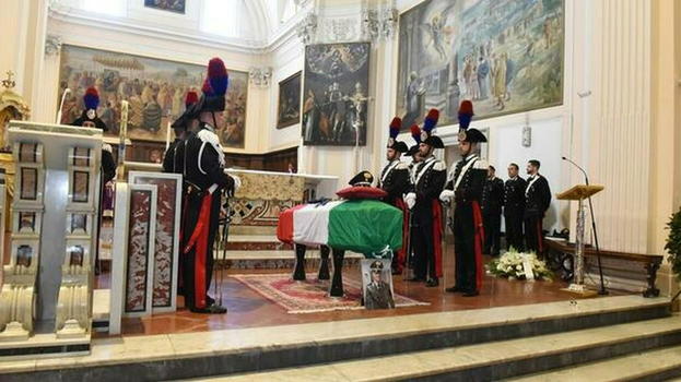 Funerali dei carabinieri di Salerno: "Non ha retto.."