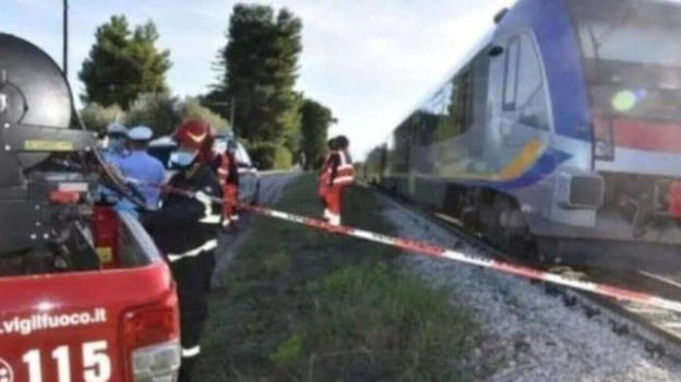 Italia, colpita dal treno in corsa: i soccorsi sono stati inutili