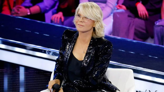 Maria De Filippi, il look total black sfoggiato al serale di Amici. Ma sapete quanto costa?
