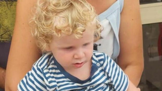 Papà fa retromarcia ed investe il figlio: il piccolo è deceduto
