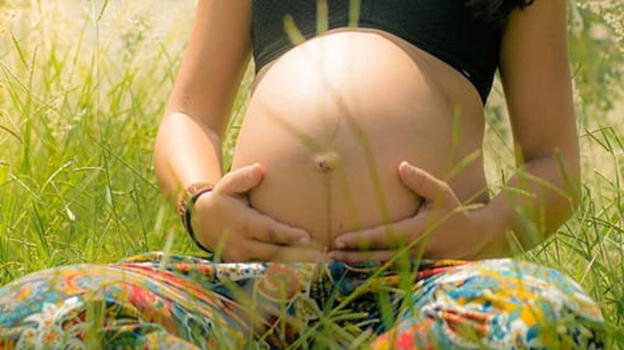 24enne confessa: "Sono incinta di mio padre"