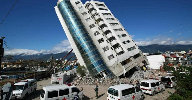 Terremoto magnitudo 7.4, crollano interi edifici: le prime immagini