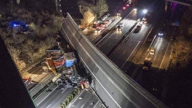Crolla carreggiata dell’autostrada carica di persone