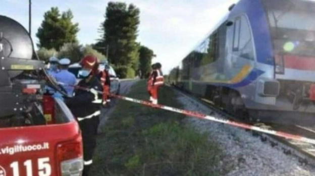 Italia, colpito dal treno in corsa: inutili i soccorsi