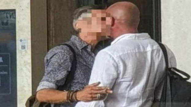 I due vip italiani beccati mentre si baciano appassionatamente