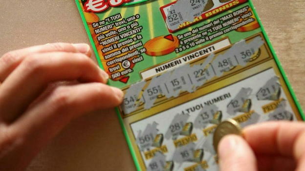 Piastrellista vince 3 milioni al gratta e vinci ed accade l’impensabile