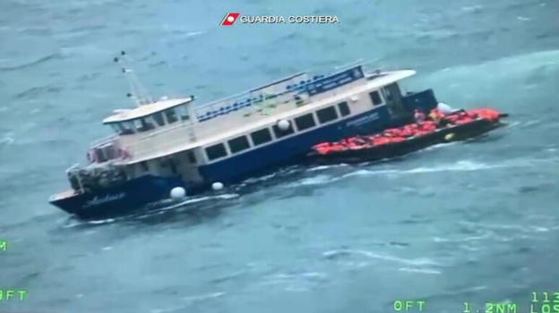 Nave carica di persone affonda in Italia, il video da brividi