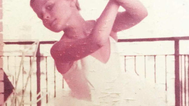 Avete capito chi è? Qui era solo una bambina, oggi ha 61 anni ed è la più bella della tv