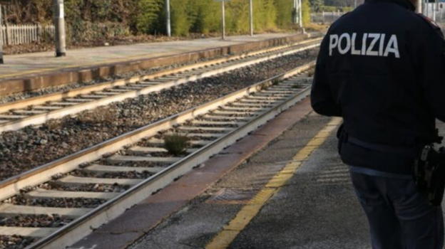 Mamma e figlia travolte dal treno: il racconto dei testimoni