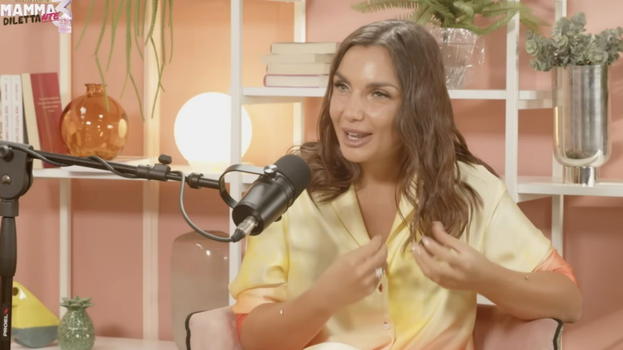 Elettra Lamborghini show, mette a nudo la sua intimità