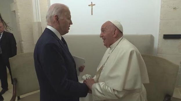 Joe Biden incontra Papa Francesco: il ricordo di un episodio e un dono