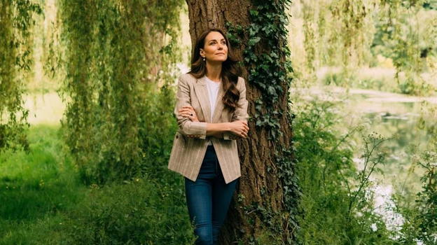 Kate Middleton riappare pubblicando questa foto: il significato dell’abito