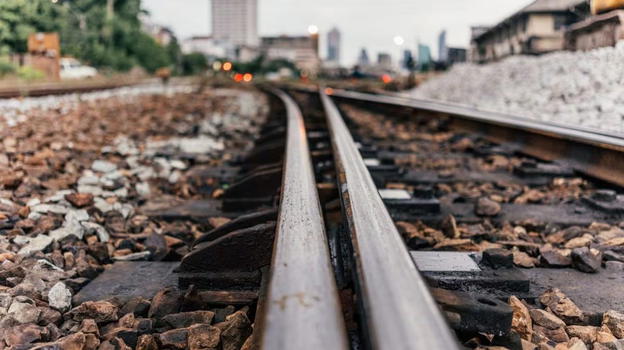 Mamme e figlia travolte dal treno, rompe il silenzio il marito di lei: "Perché lo ha fatto..