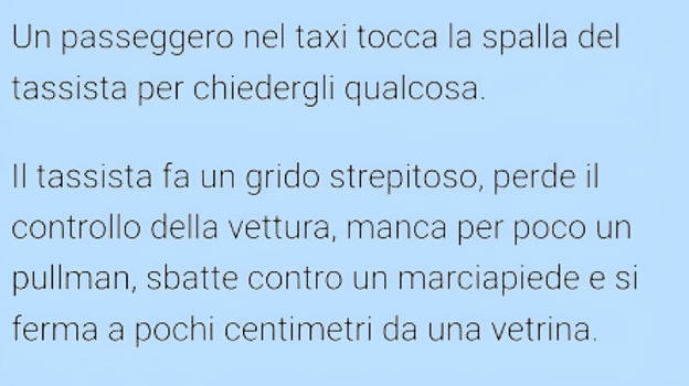 Un passaggero nel taxi tocca la spalla del tassista per chiedergli qualcosa