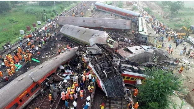 Scontro tra due treni, centinaia di persone intrappolate: ci sono decessi