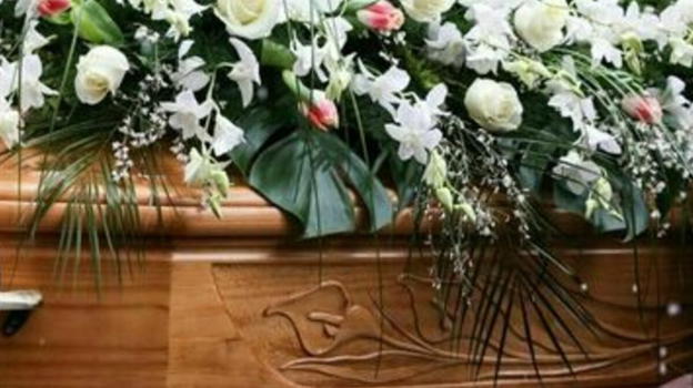 La bara si apre durante il funerale: fuggi fuggi al cimitero