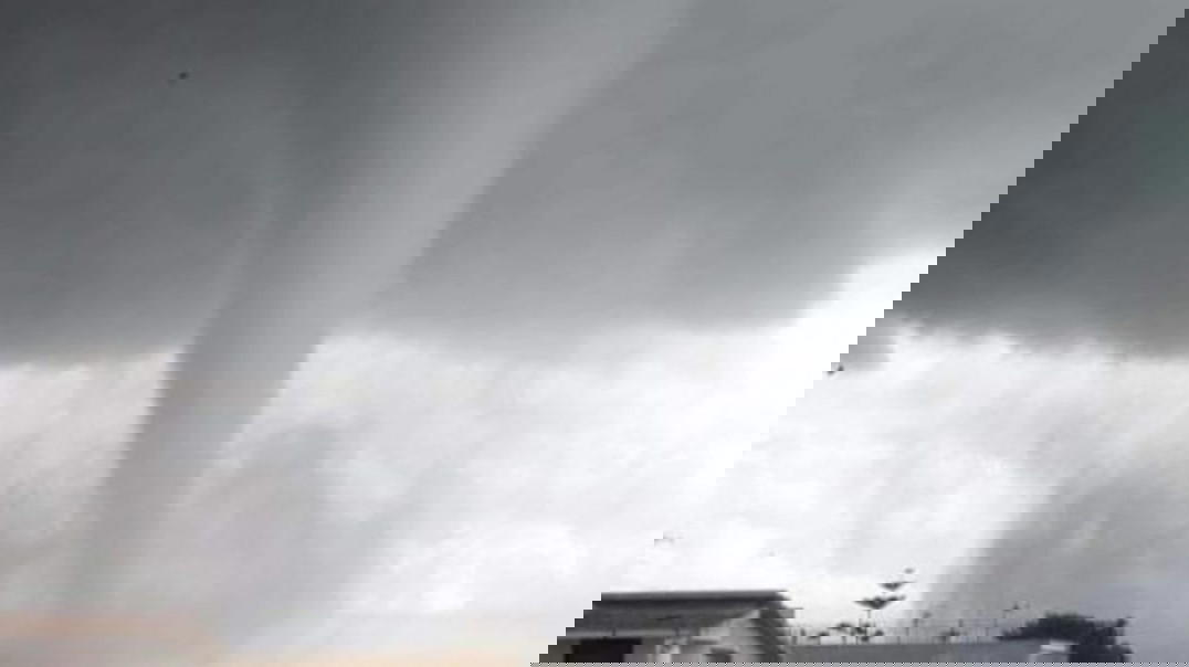 Italia, tromba d’aria improvvisa: tetti scoperchiati