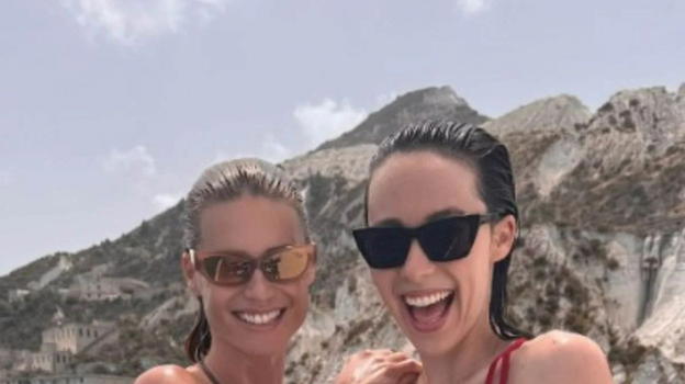 Aurora Ramazzotti e Michelle insieme in costume: i commenti sui social