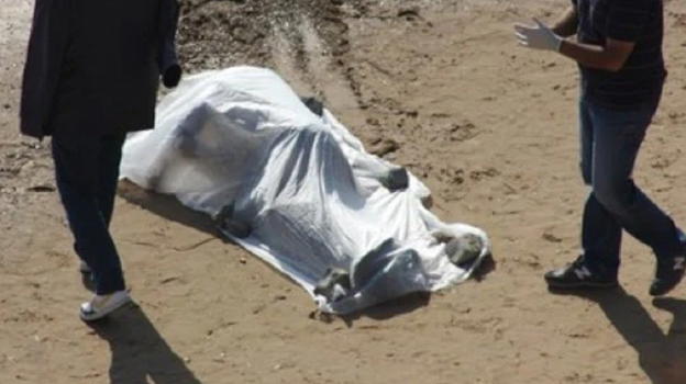 Il famoso attore trovato senza vita in spiaggia senza un braccio e una gamba