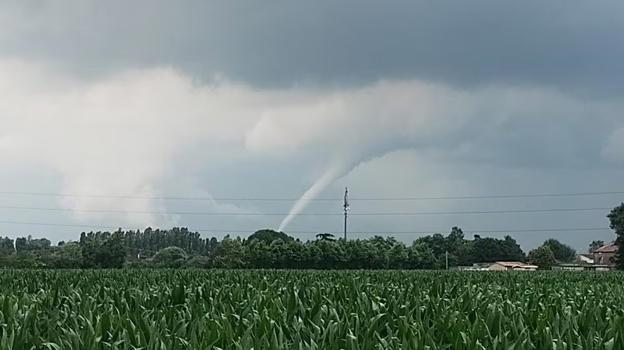 Italia, tornado si abbatte sulla città e devasta tutto