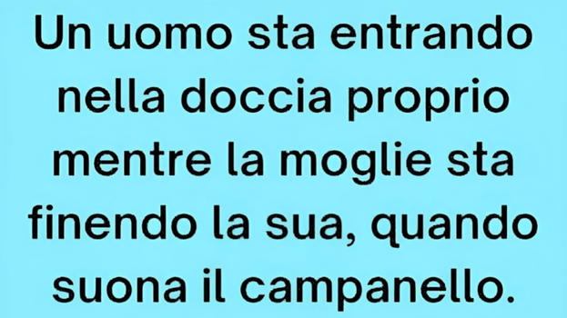 Uomo sta entrando nella doccia, mentre la moglie sta finendo la sua