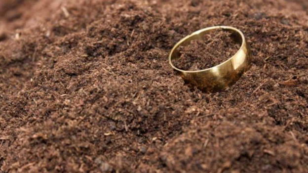 Un uomo trova una fede nuziale nel bosco e decide di cercare i proprietari