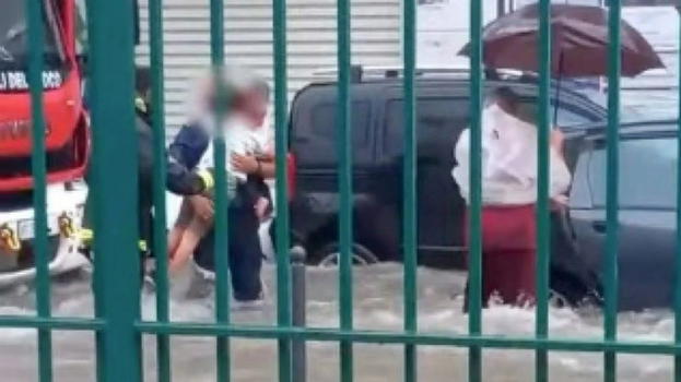 Alluvione lampo sommerge la città italiana: numerosi gli interventi