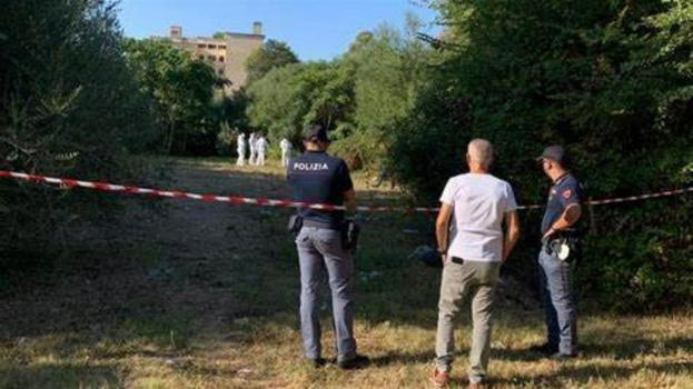 Va in campagna e trova borsa, la apre e perde la vita a causa di una..