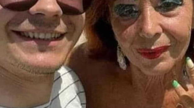 Frequento solo ragazzi giovani: l’annuncio della 70enne