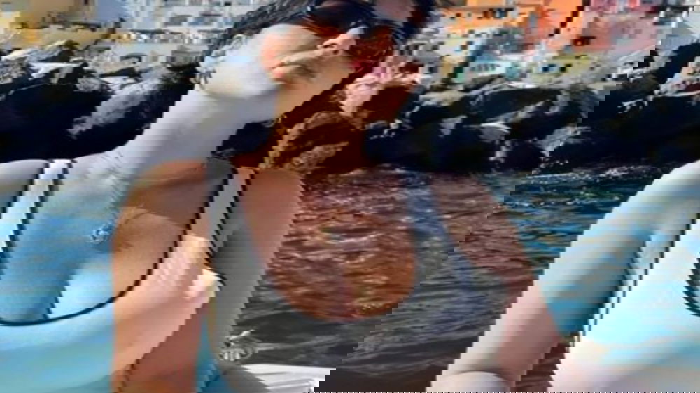 Arisa, foto e video della vacanza in barca della cantante