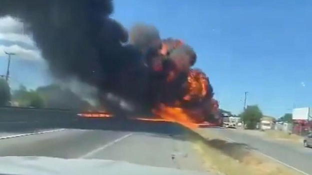 L’aereo è precipitato in strada: ci sono decessi