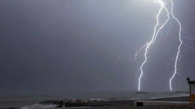 Fulmine cade in spiaggia: deceduta bambina di soli 13 anni