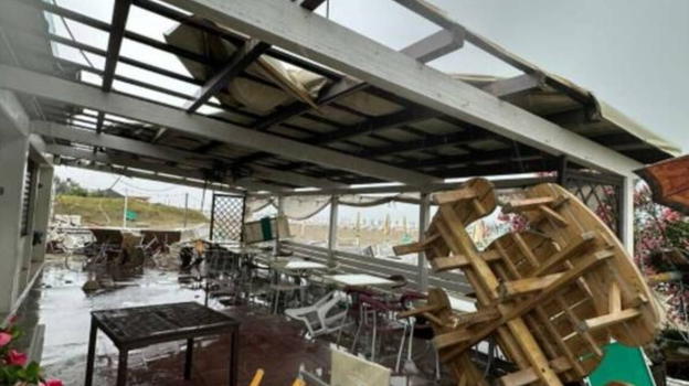 Italia, tromba d’aria in spiaggia distrugge tutto: bagnanti in fuga
