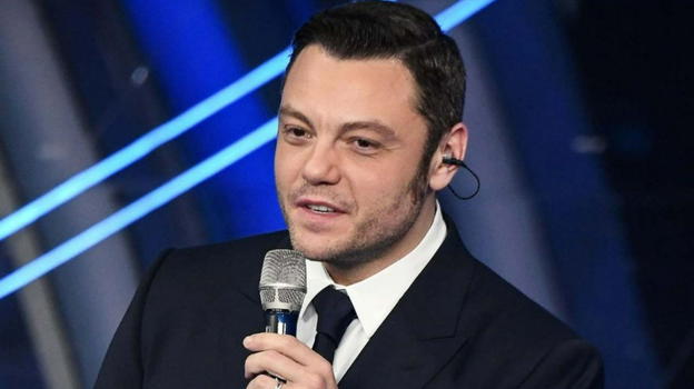 Tiziano Ferro, nella notte il malore improvviso: portato via in ambulanza