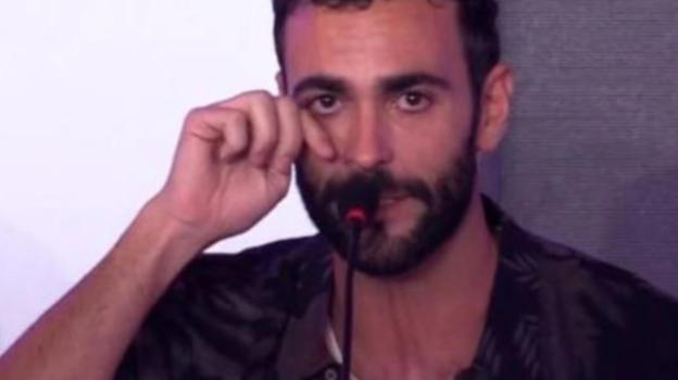 Mengoni non è in sé. Poi è lui stesso a confessarlo: "Ho..