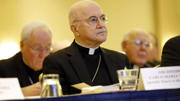 Il Vaticano ha scomunicato monsignor Carlo Maria Viganò: la pesante accusa
