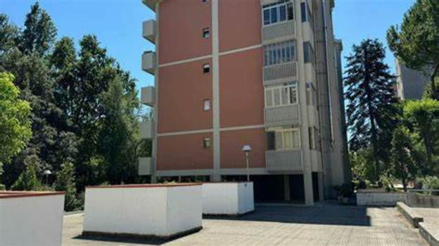 Mamma e figlio si gettano dal tetto, cos’hanno trovato vicino la donna